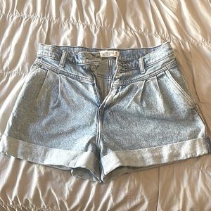 A&F Ultra High Rise 80’s Mom Short